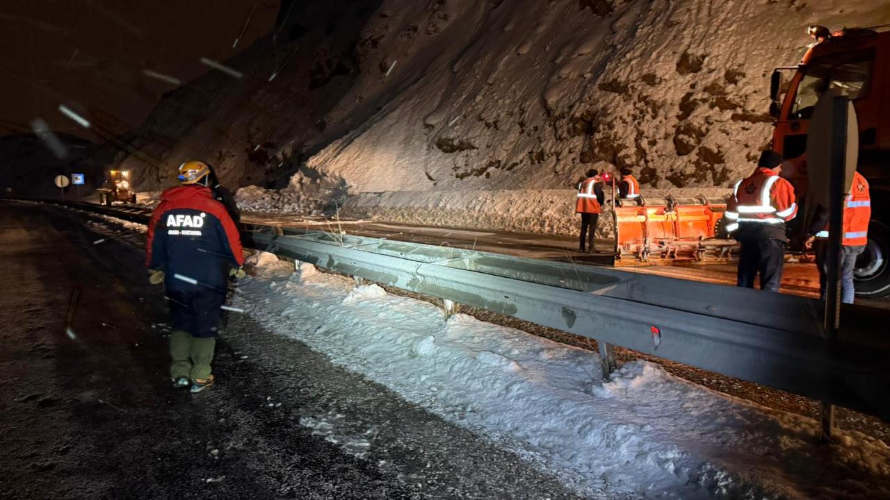 Van-Bitlis kara yolu çığ düşmesi sonucu ulaşıma kapandı