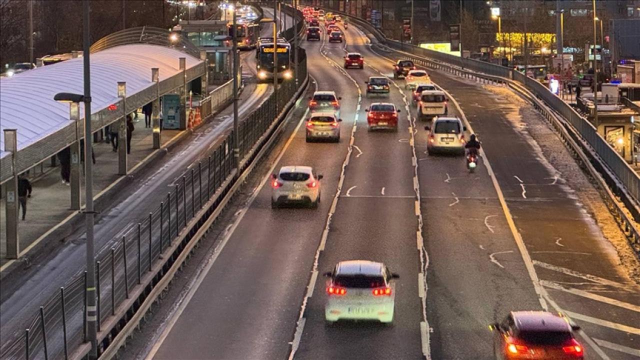 İstanbul'da yeni yılın ilk iş gününde sabah saatlerinde trafik sakin