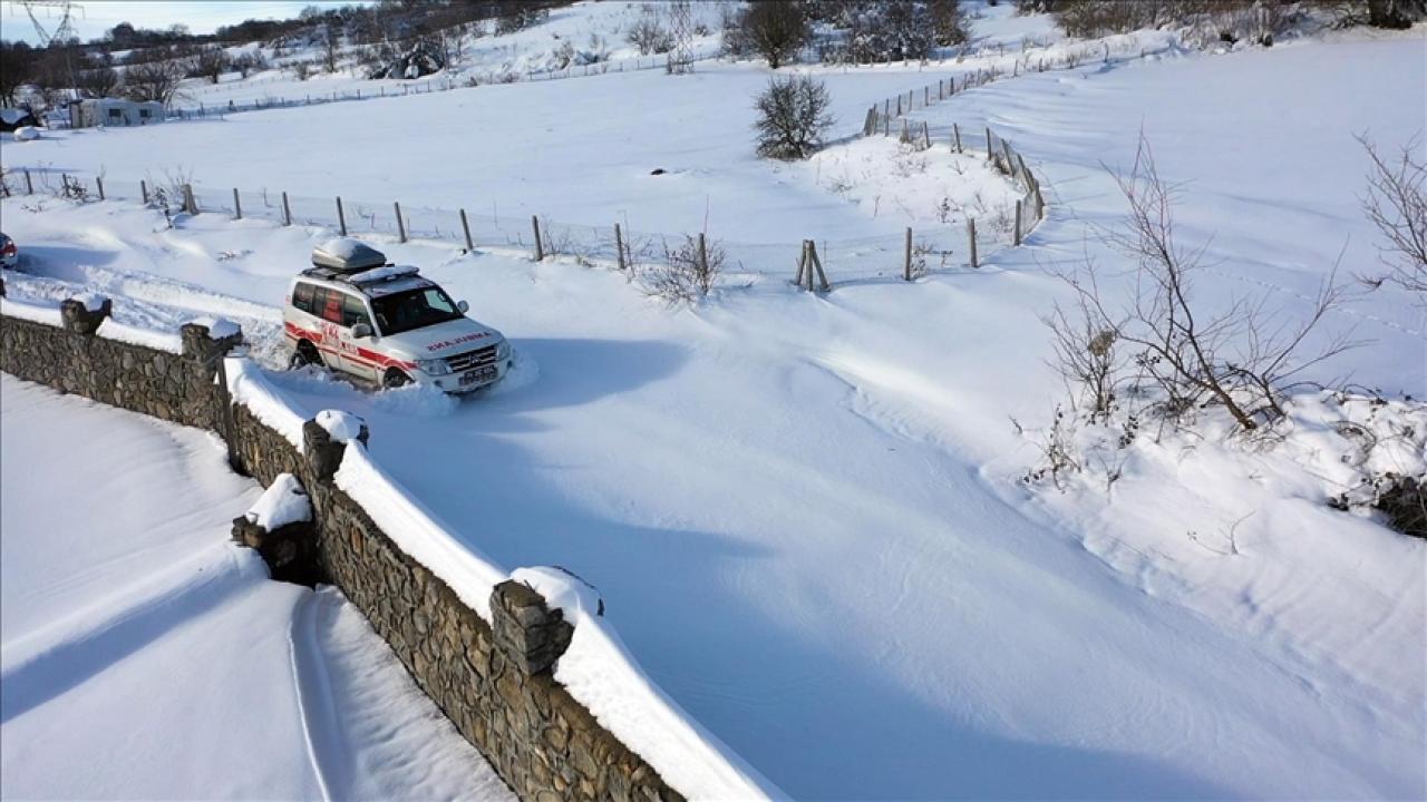 Bolu'da paletli ambulans ekipleri, karlı yolları aşarak hastaların imdadına yetişiyor
