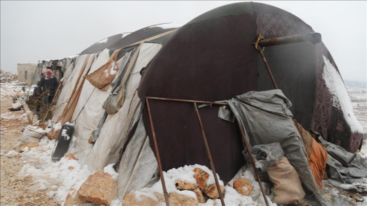 İdlib ve Halep'teki çadır kamplarda yaşayan Suriyeliler çetin kış şartlarıyla mücadele ediyor
