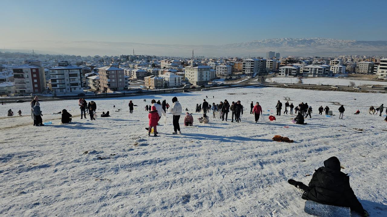 Çorum'da çocuklar tepsi ve plastik bidonlarla kayarak eğlendi