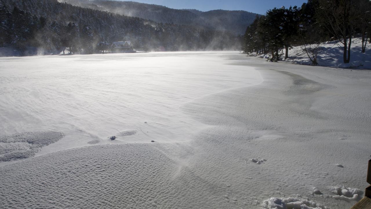 Gölcük Tabiat Parkı'ndaki gölün yüzeyi buzla kaplandı