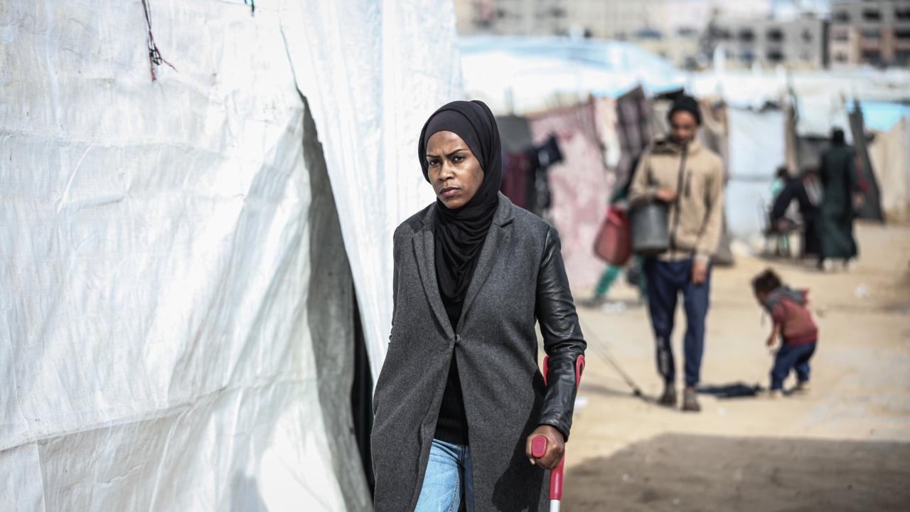 İsrail'in engelli bıraktığı Filistinli öğretmen İsra Bekith hayata tutunmaya çalışıyor