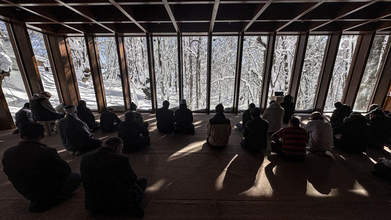 Bolu'da kar manzaralı Cuma namazı