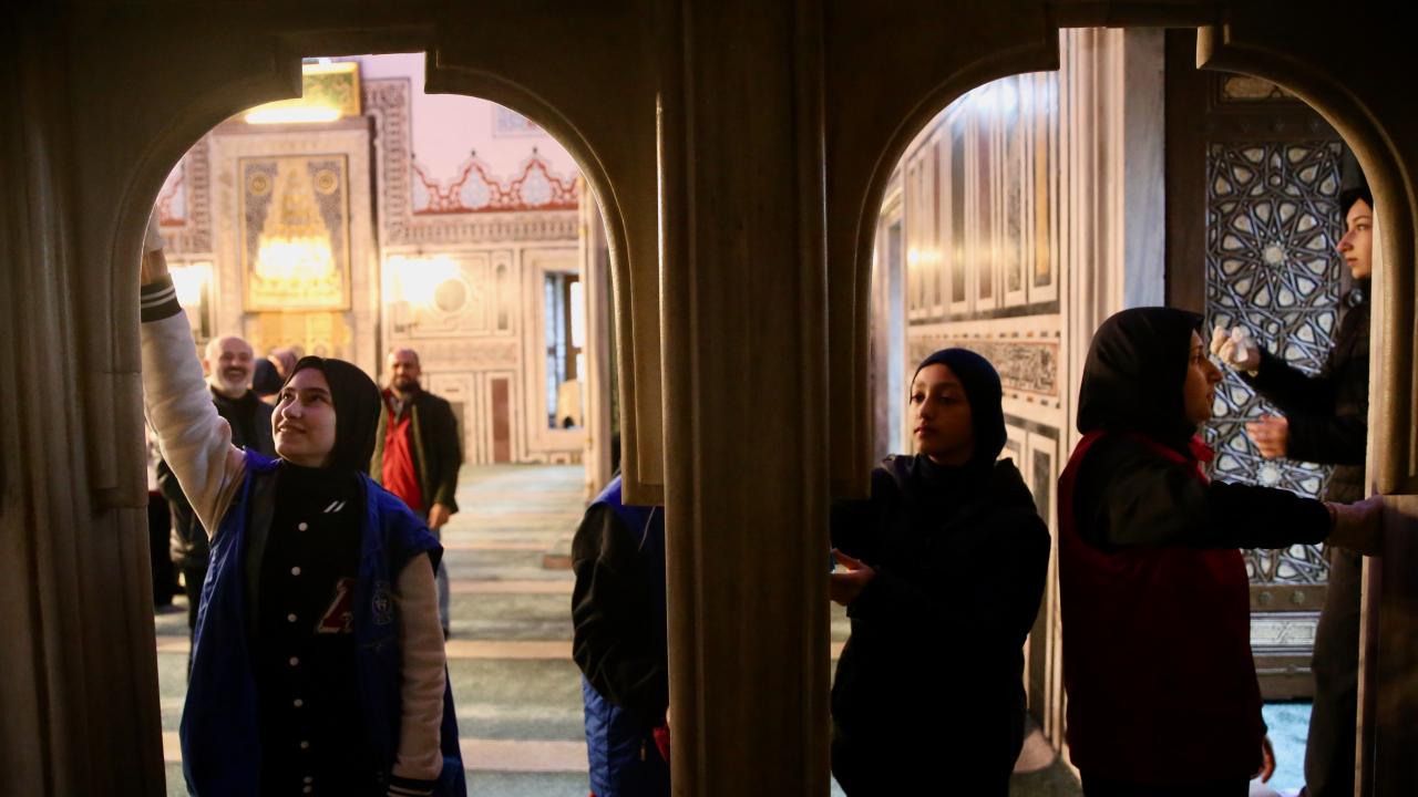 Kocaeli'de gönüllü gençler cami temizledi