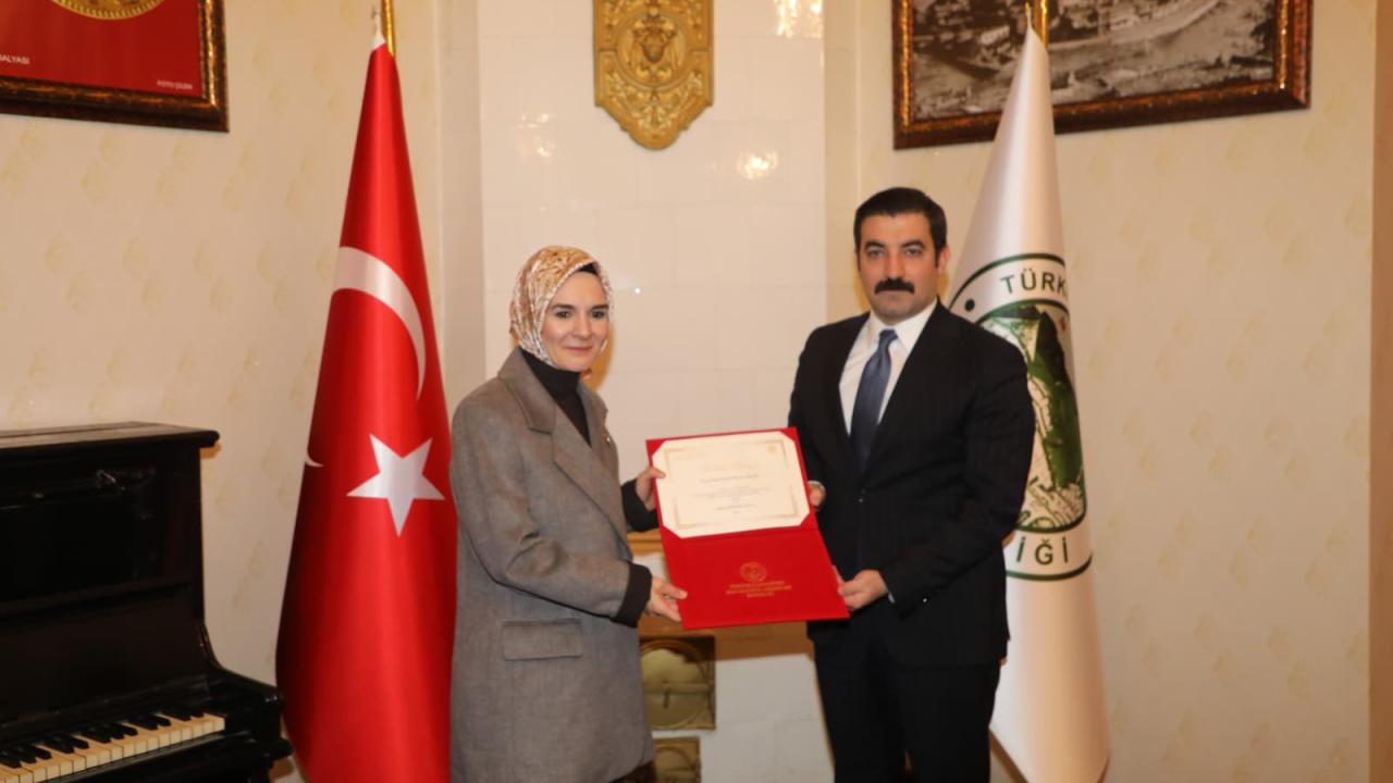 Bakan Göktaş'tan, Kars'ta "Huzurlu Aile Huzurlu Toplum Projesi"ni yapan kaymakama teşekkür belgesi