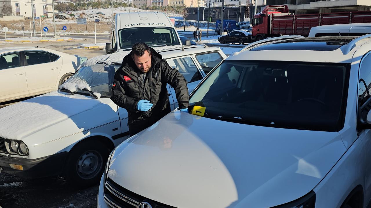 Çorum'da avukata ait cipin camına yorgun mermi isabet etti