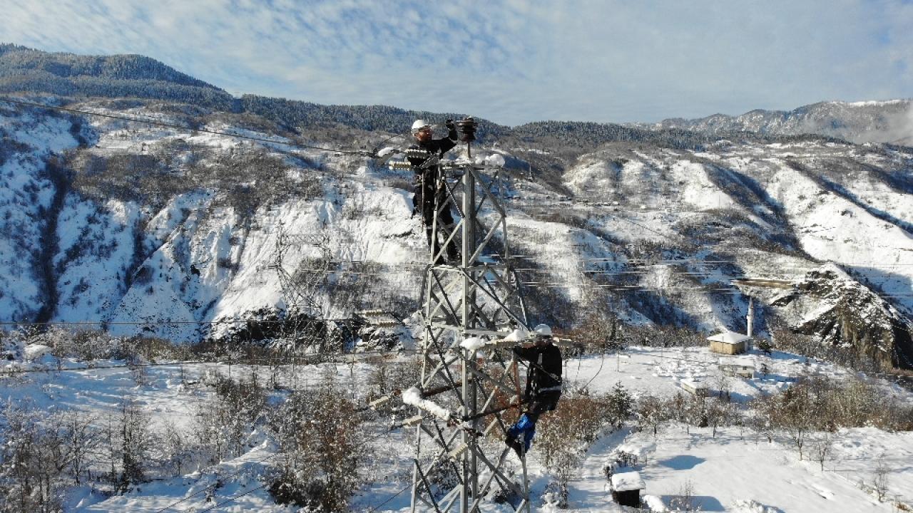 Çoruh EDAŞ, yoğun kar yağışında kesintisiz enerji için sahada