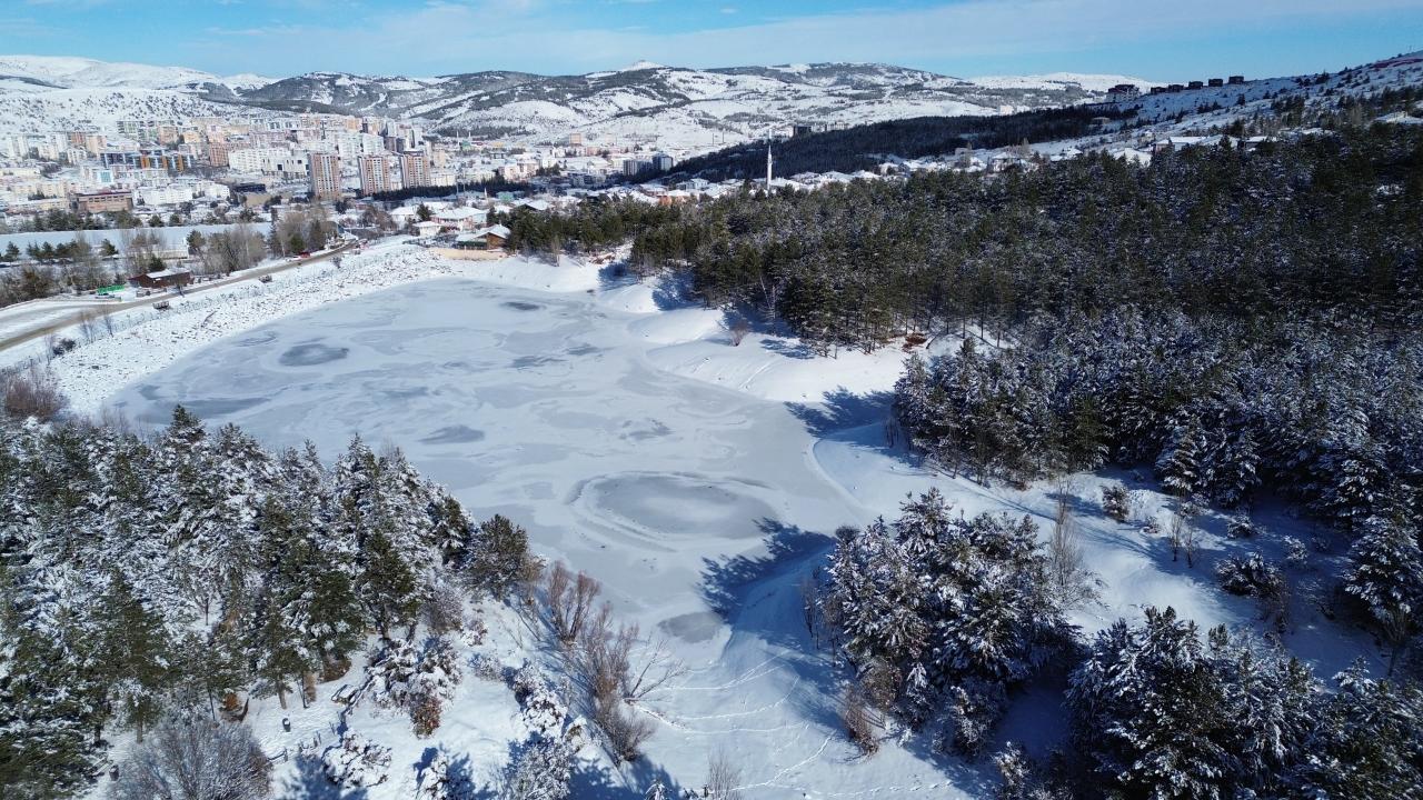 Karla kaplanan Yozgat Çamlığı Milli Parkı dron ile görüntülendi