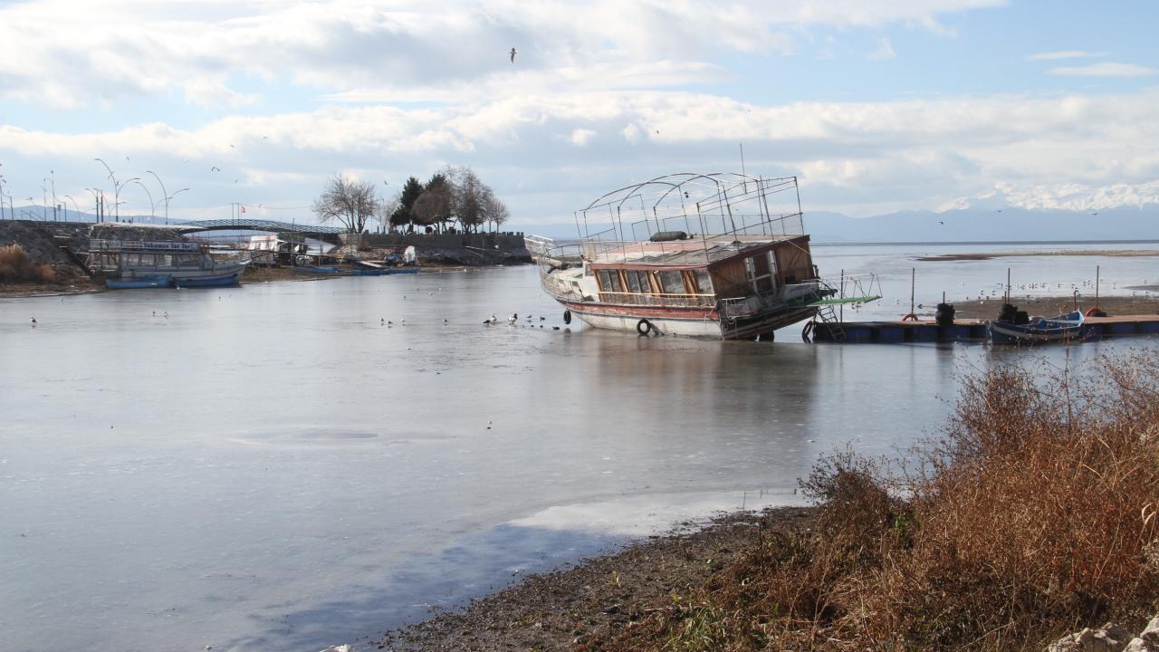 Konya'da Beyşehir Gölü'nün yüzeyinin bir kısmı buz tuttu