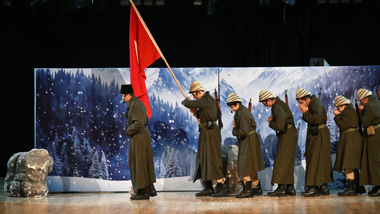Kayseri'de Sarıkamış şehitleri anısına "Karın Beyaz Sessizliği" oyunu sergilendi