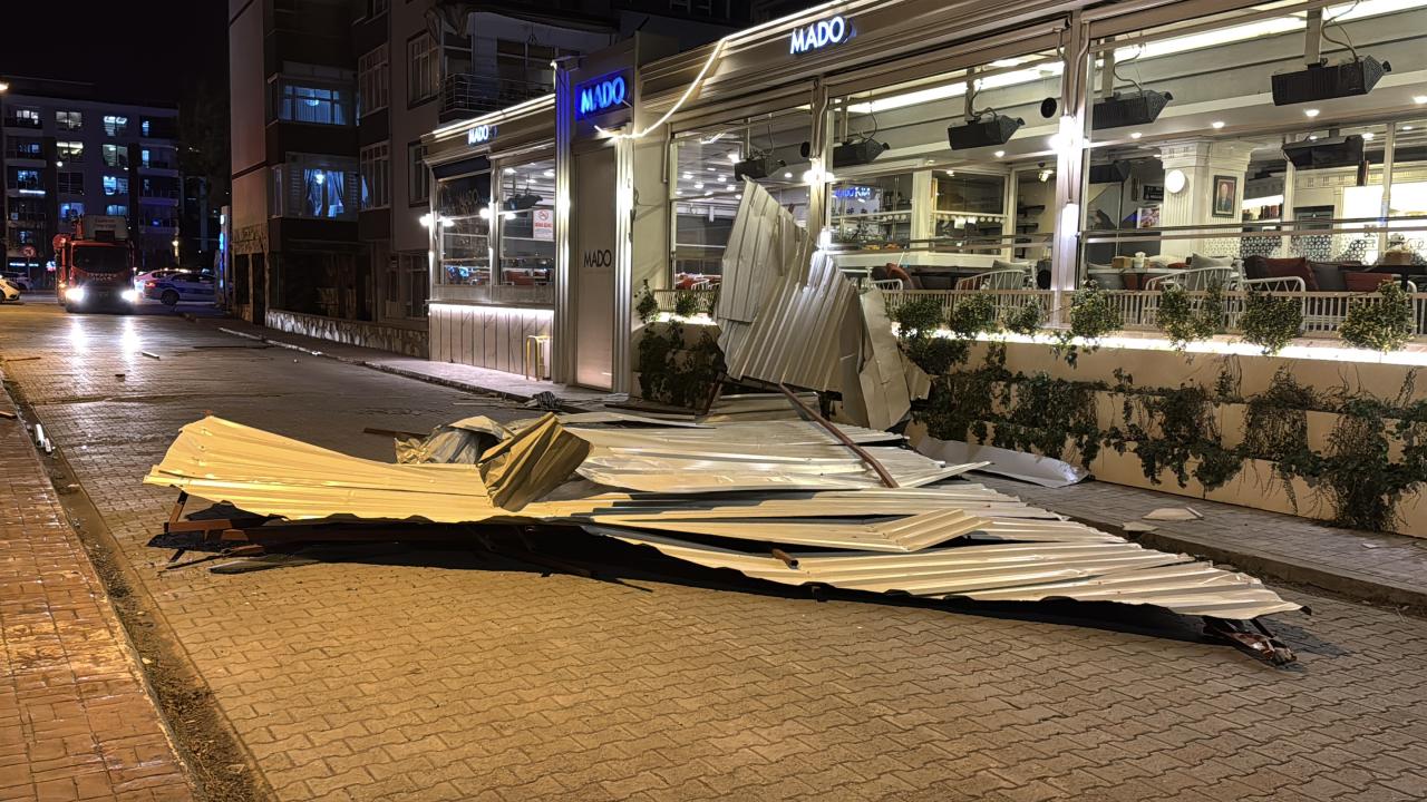 Samsun'da kuvvetli rüzgar nedeniyle binanın çatısı uçtu