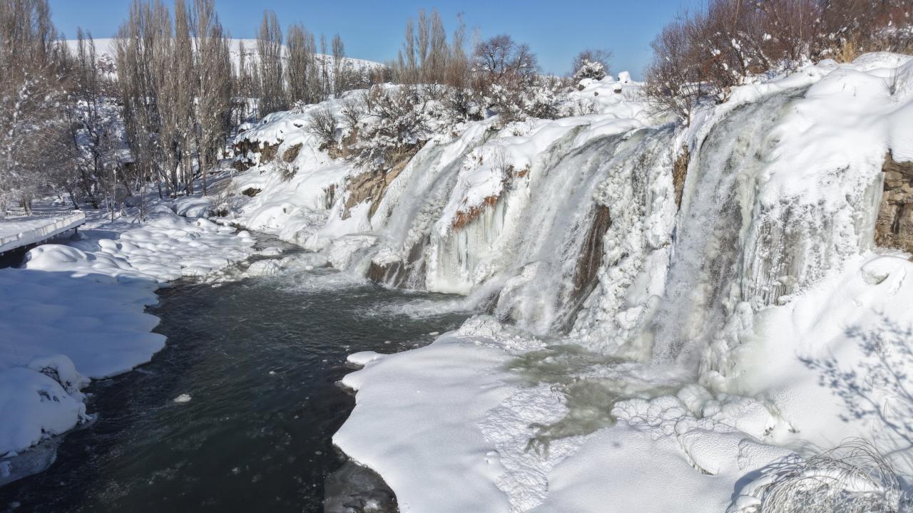 Muradiye Şelalesi soğuk havanın etkisiyle kısmen dondu