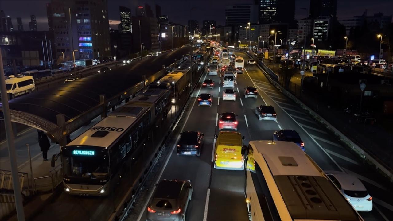 İstanbul'da haftanın ilk iş gününde trafik yoğunluğu yaşanıyor