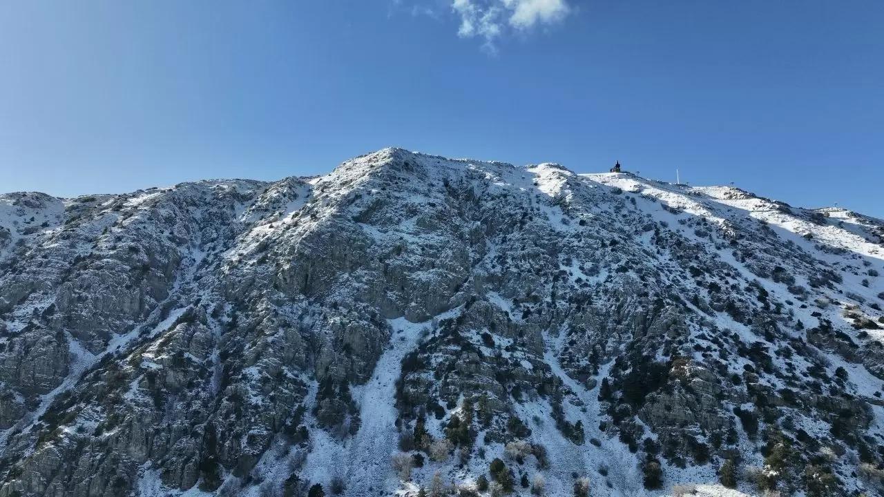 Doğa tutkunları sosyal medyada buluştu: Babadağ’ın zirvesi beyaz örtüyle şaşırttı