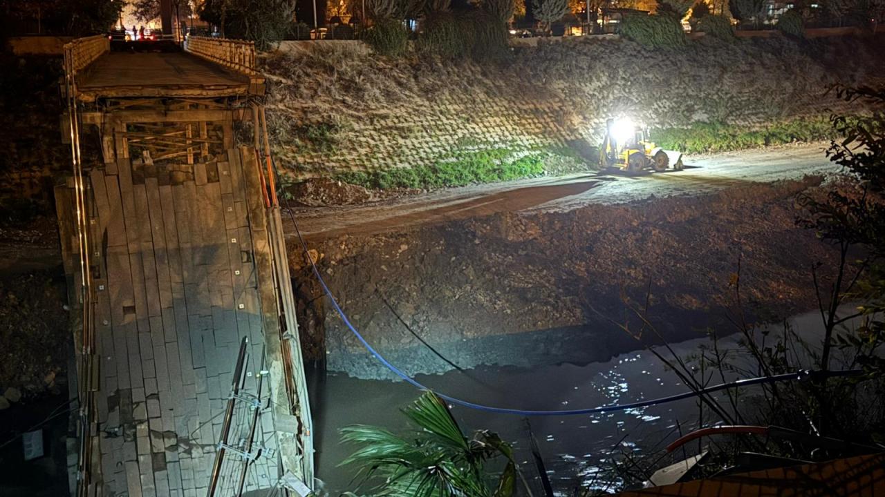 Hatay'da yaya köprüsünün bir bölümü yıkıldı
