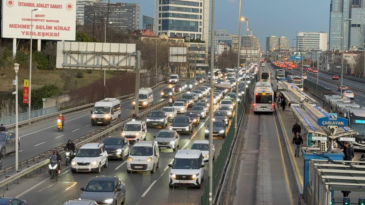 İstanbul'da akşam saatlerinde trafik yoğunluğu yüzde 71'e çıktı