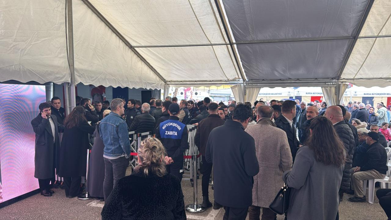 Bursa Büyükşehir Belediye Başkanı Mustafa Bozbey'e saldırı girişimini koruma polisleri engelledi