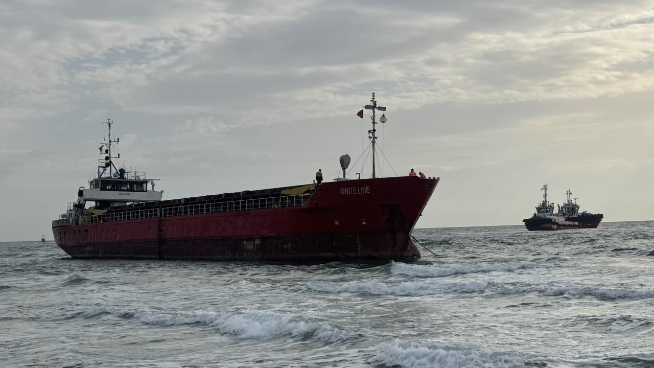 Tekirdağ'da karaya oturan gemi kurtarıldı