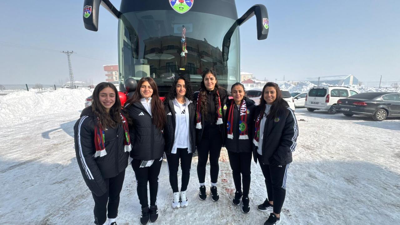 Cumhurbaşkanı Erdoğan, Yüksekovaspor Kadın Futbol Takımı'na otobüs hediye etti