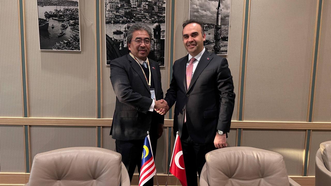Bakan Kacır, Malezya Yatırım, Ticaret ve Sanayi Bakanı Johari Abdul Ghani ile görüştü