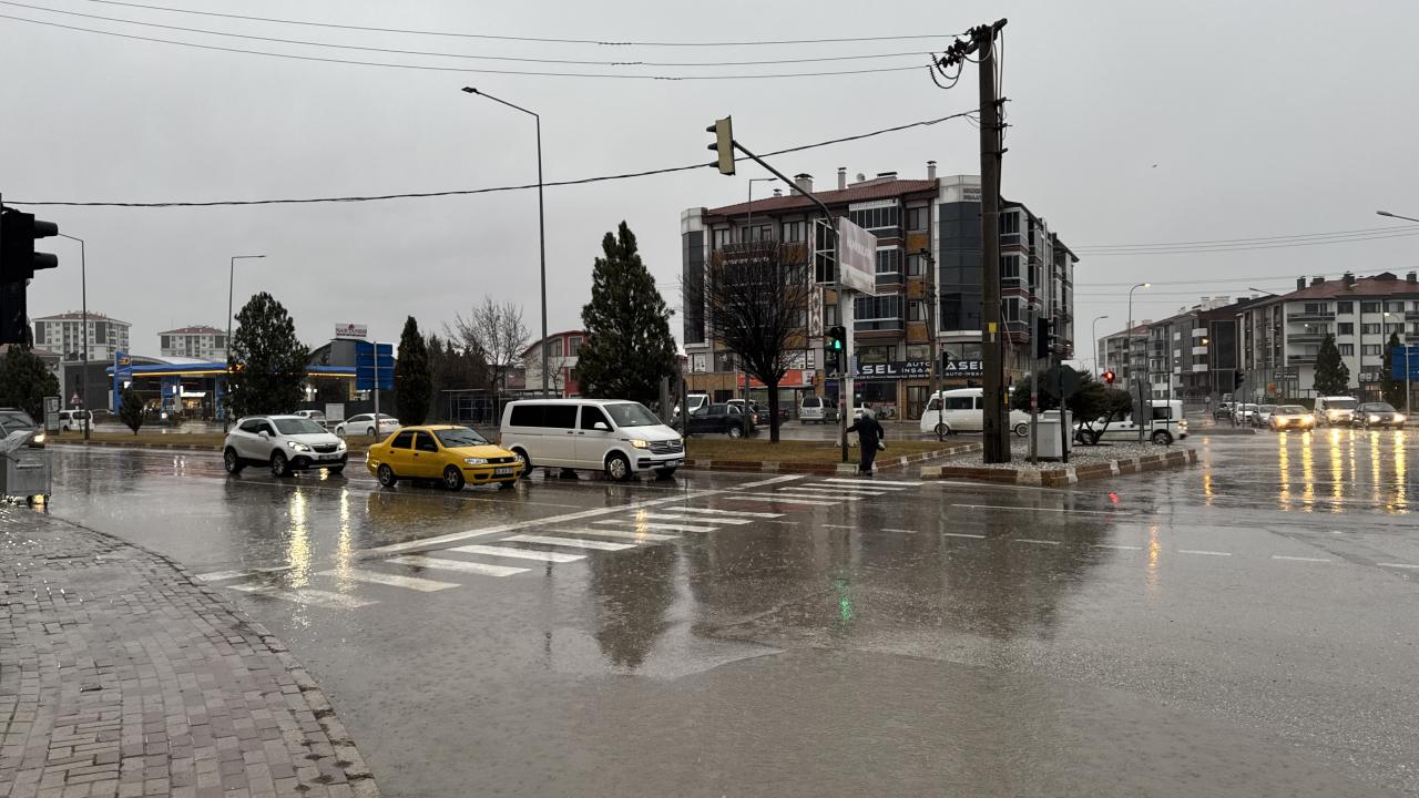 Afyonkarahisar'da sağanak ve rüzgar etkili oluyor