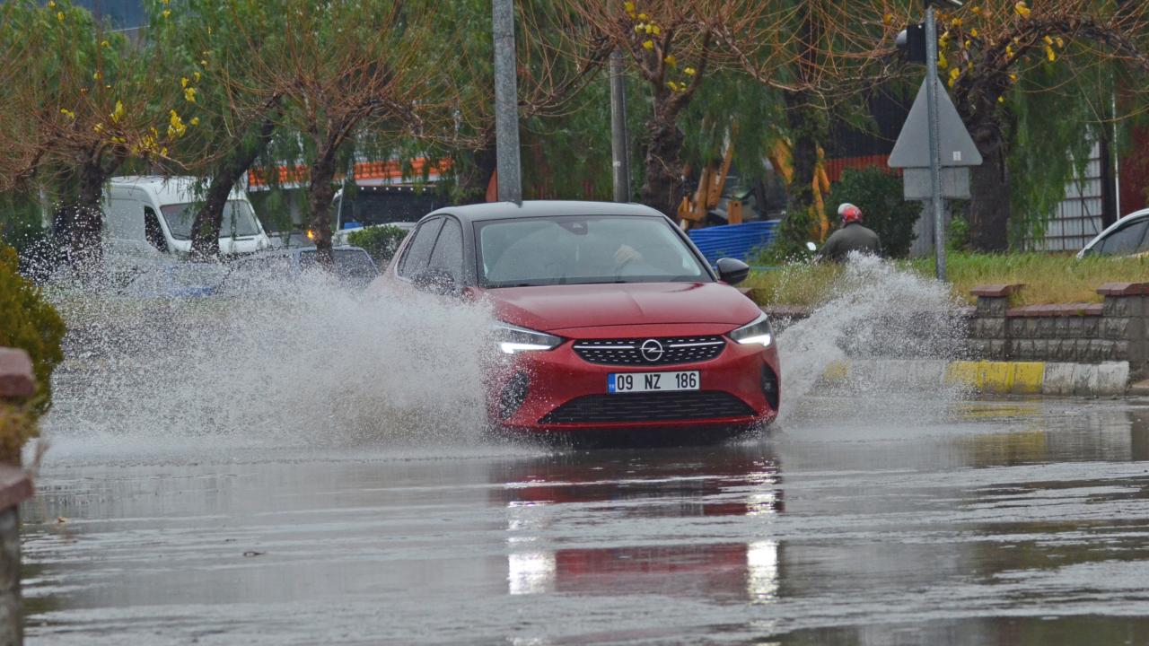 Aydın'da şiddetli yağış ve fırtına etkili oldu