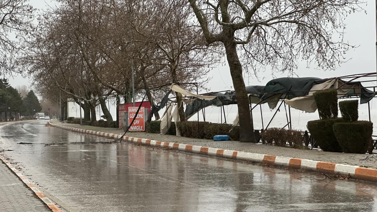 Isparta'nın Eğirdir ilçesinde kuvvetli fırtına ve yağış etkili oldu