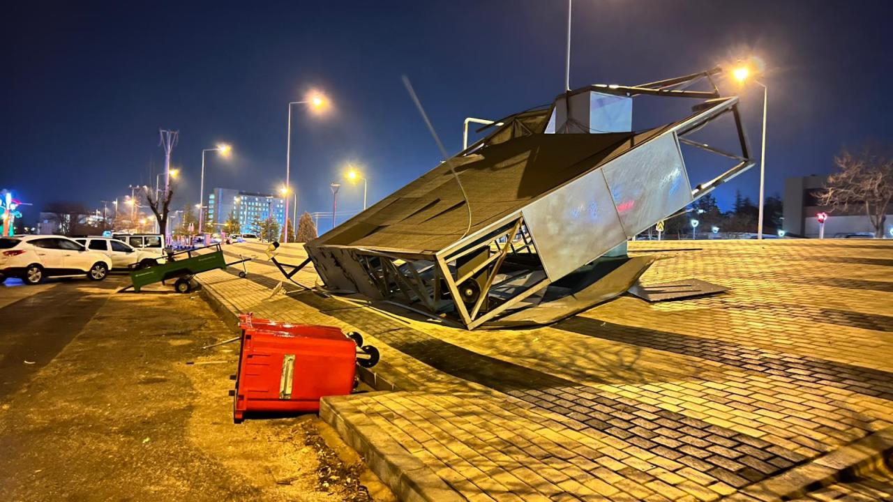 Karaman'da kuvvetli rüzgar ve fırtına etkili oldu