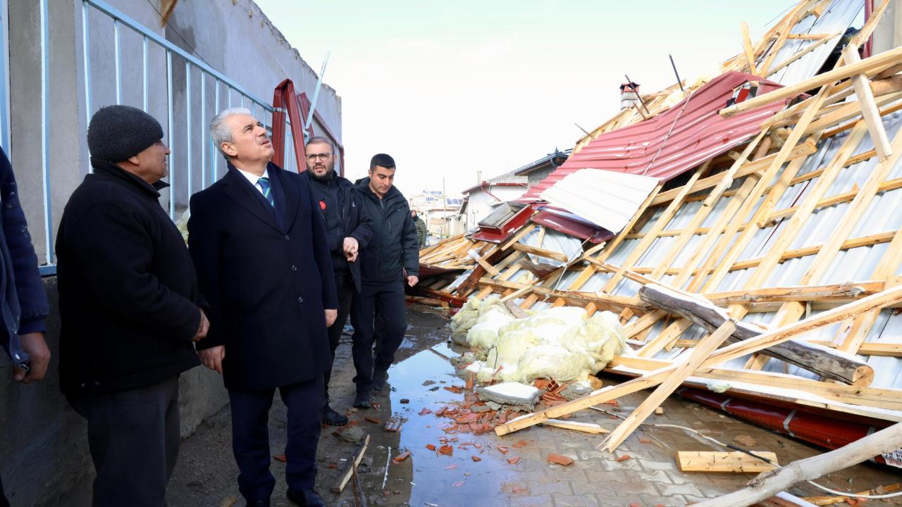 Konya Valisi Akın, kuvvetli rüzgar ve fırtınada zarar gören yerleri inceledi