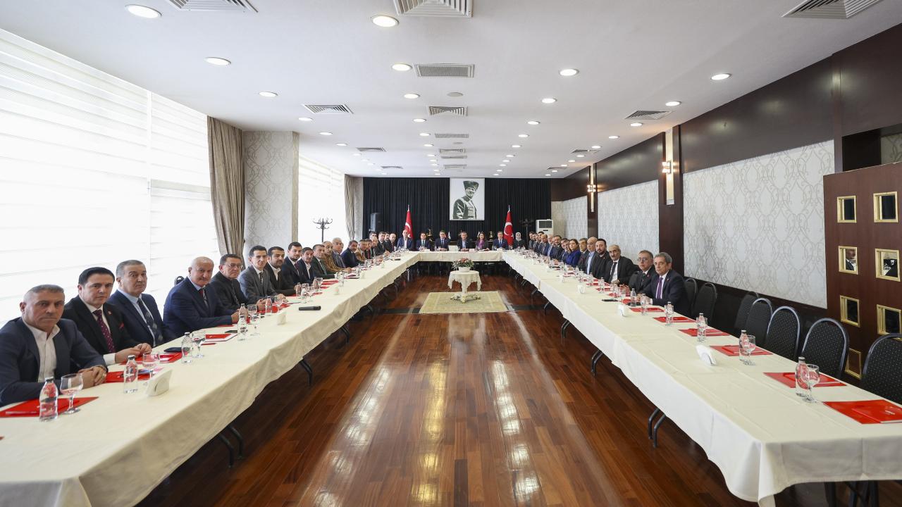 CHP Genel Başkanı Özel, partisinin Doğu ve Güneydoğu il başkanları ve kanaat önderleriyle görüştü