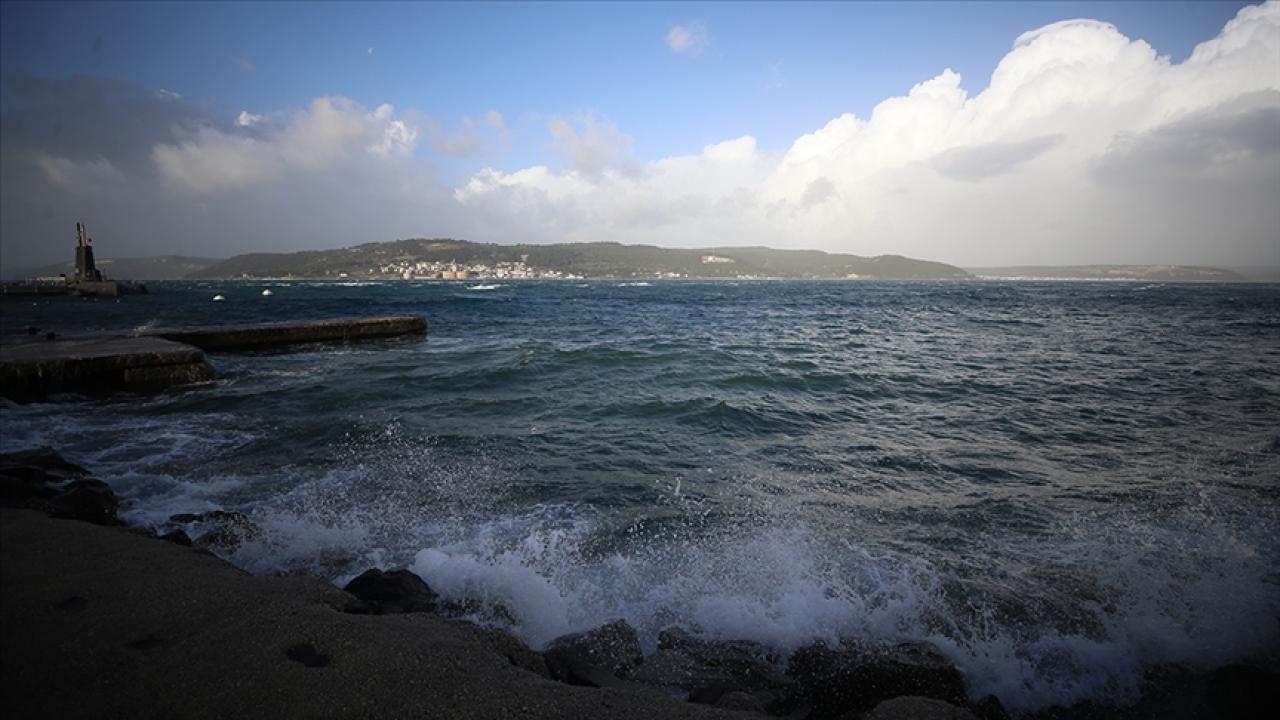 Çanakkale Boğazı kuvvetli fırtına nedeniyle transit gemi geçişlerine kapatıldı