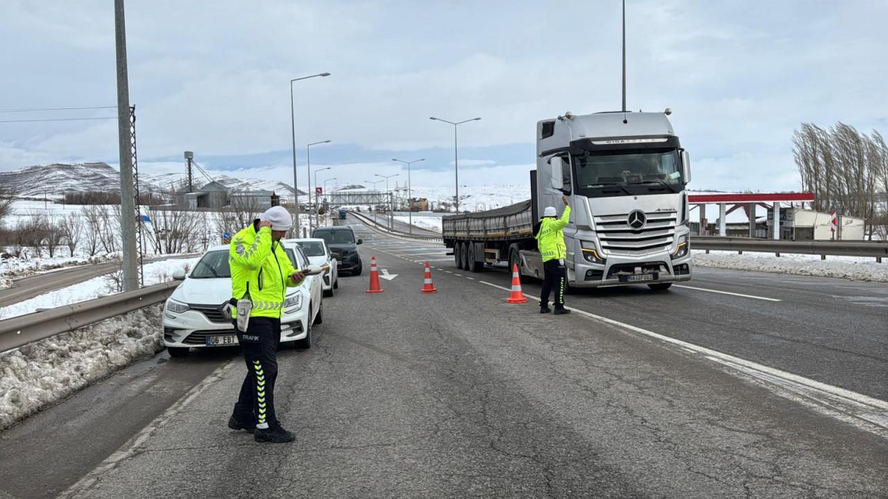 Sivas-Kayseri kara yolu tipi nedeniyle ulaşıma kapandı