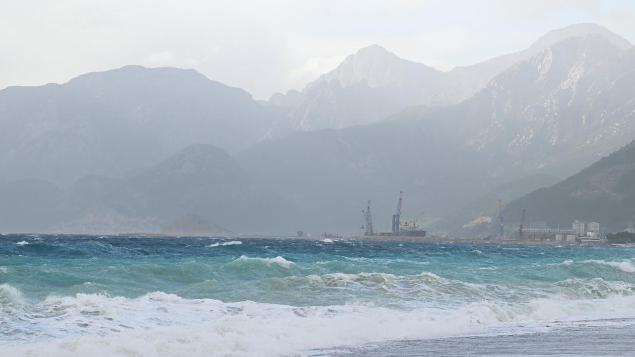 Antalya'da kuvvetli rüzgar ve fırtına etkili oluyor