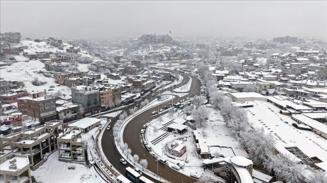 Bazı illerde kar yağışı nedeniyle eğitime ara verildi