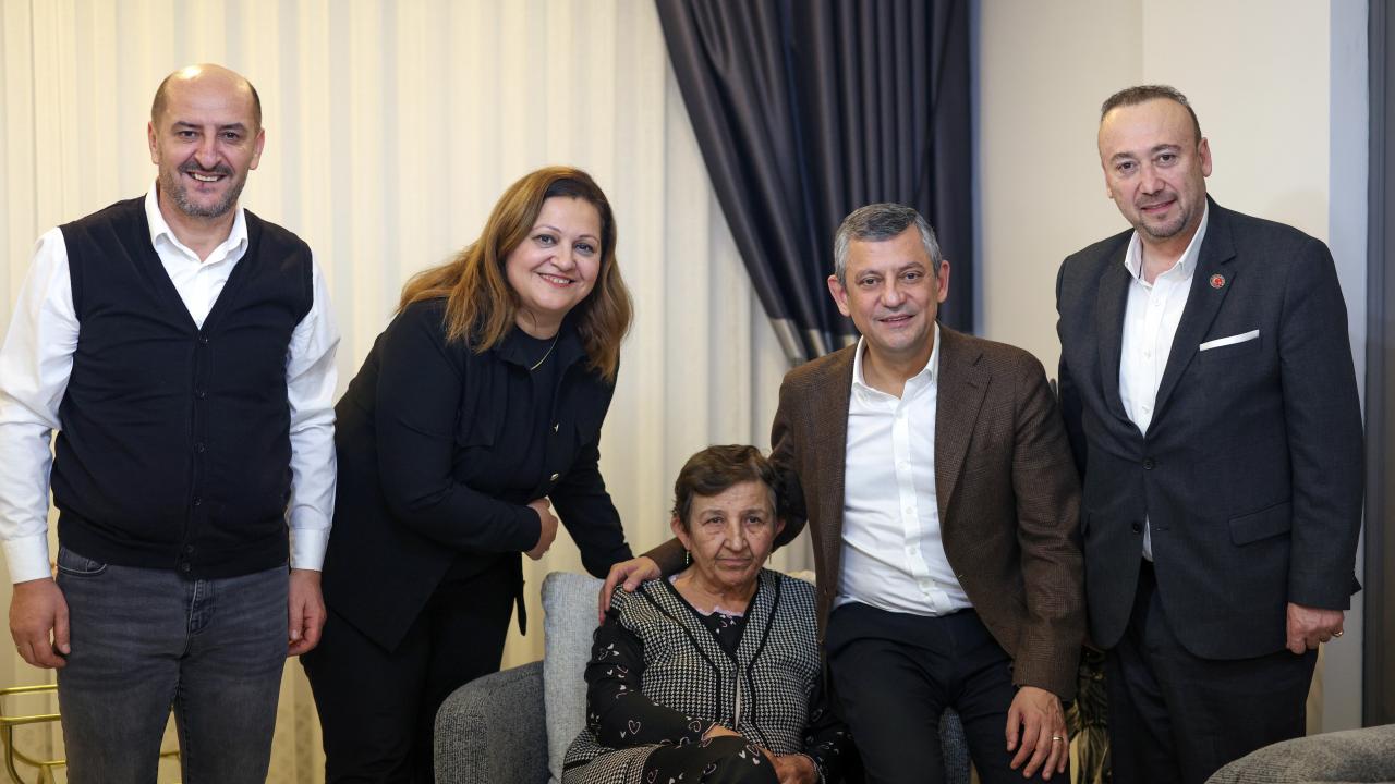 CHP Genel Başkanı Özel'den Afyonkarahisar Belediye Başkanı Burcu Köksal'ın annesi Meral Serdar'a ziyaret