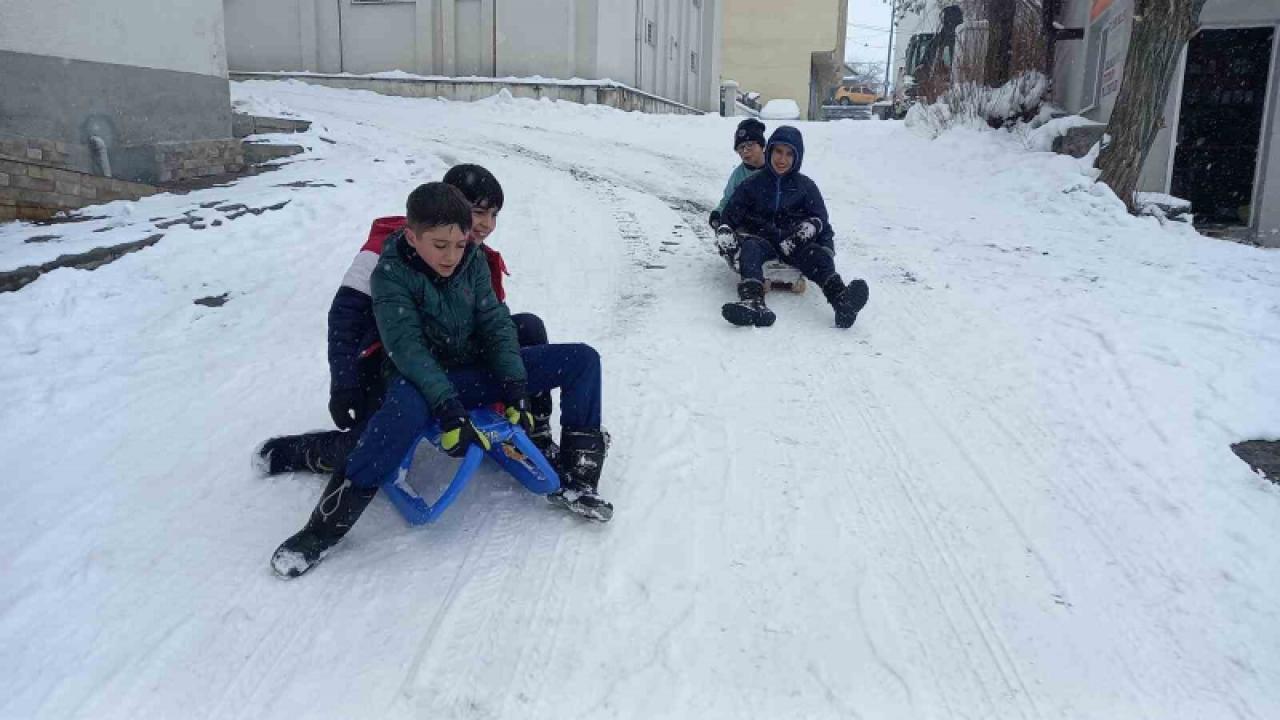 Kayseri'nin Sarız ve Pınarbaşı ilçelerinde olumsuz hava koşulları nedeniyle eğitime 1 gün ara verildi