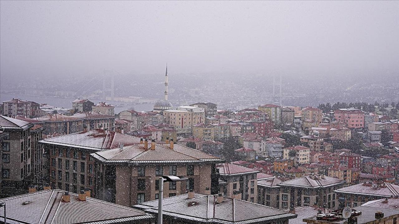 İstanbul'da bazı bölgelerde kar yağışı etkisini sürdürüyor