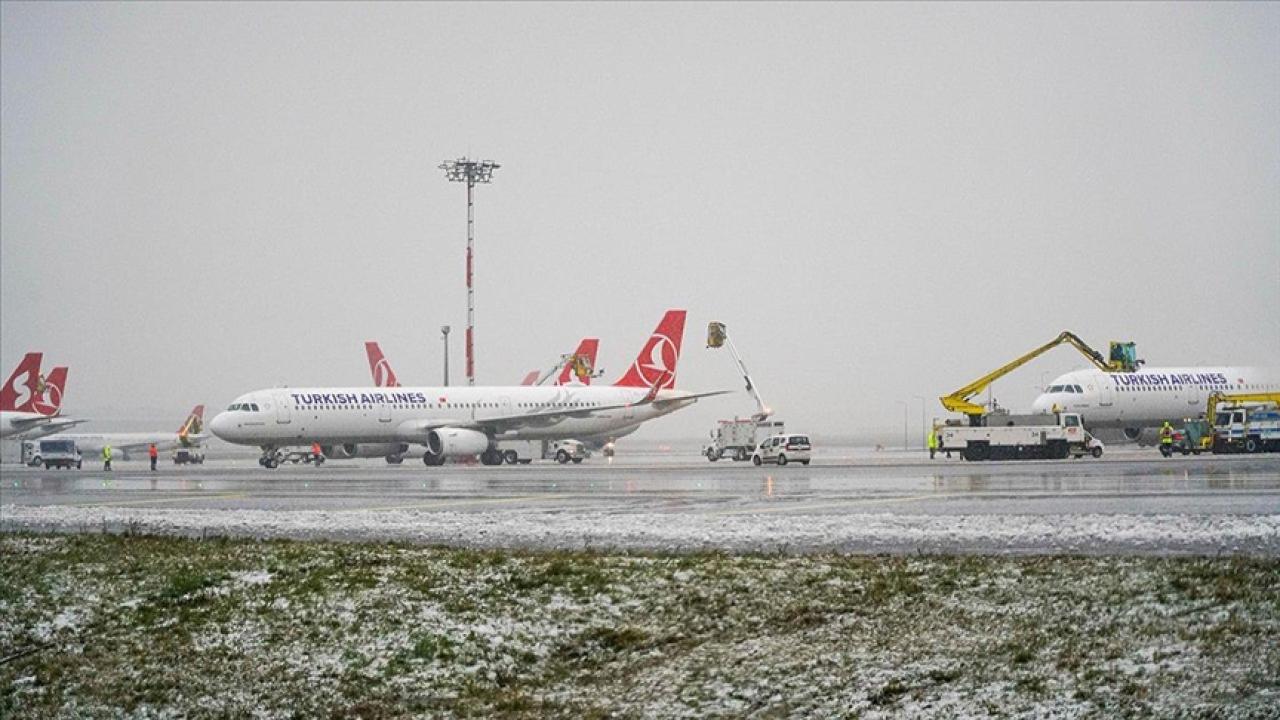 İstanbul Havalimanı'nda pistteki kar miktarı anlık takip ediliyor