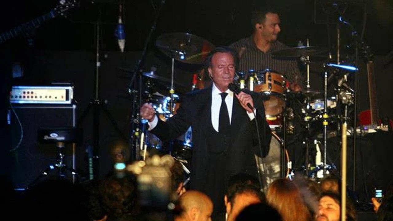 İspanyol şarkıcı Julio Iglesias, 2 eski kadın çalışanı tarafından cinsel tacizle suçlandı