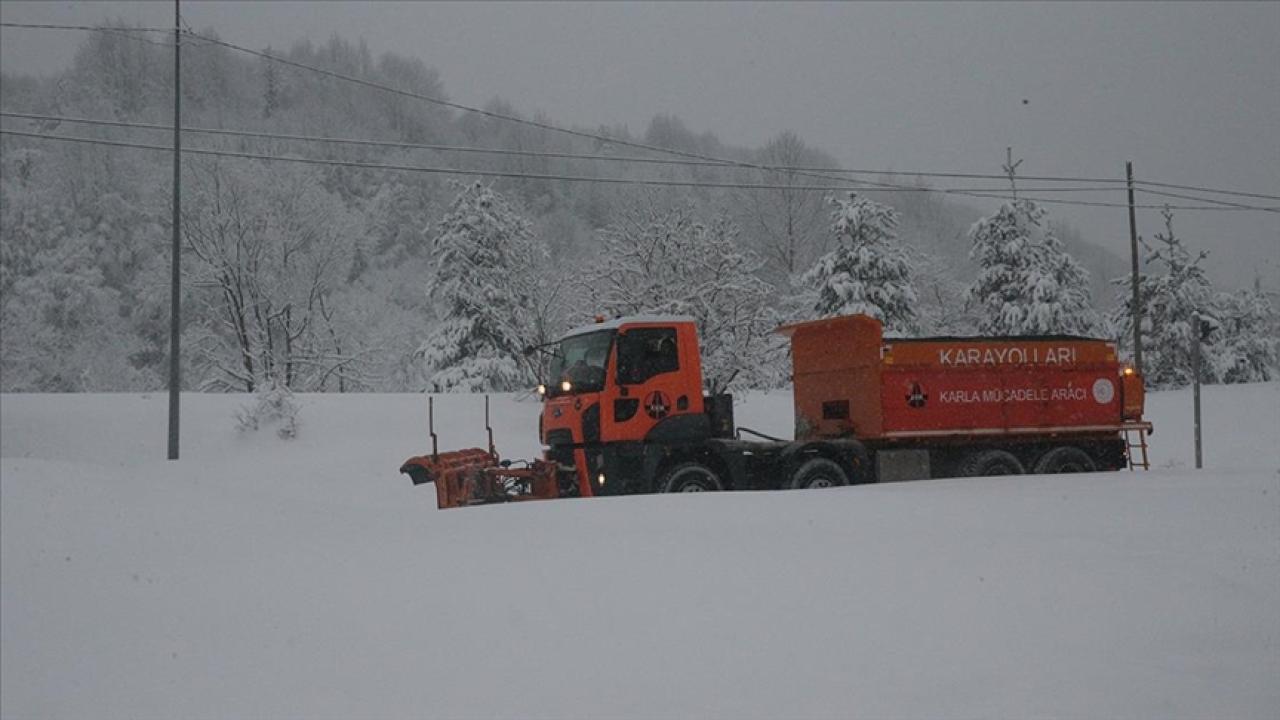 D-100 kara yolunun Bolu Dağı geçişinde kar etkili oluyor