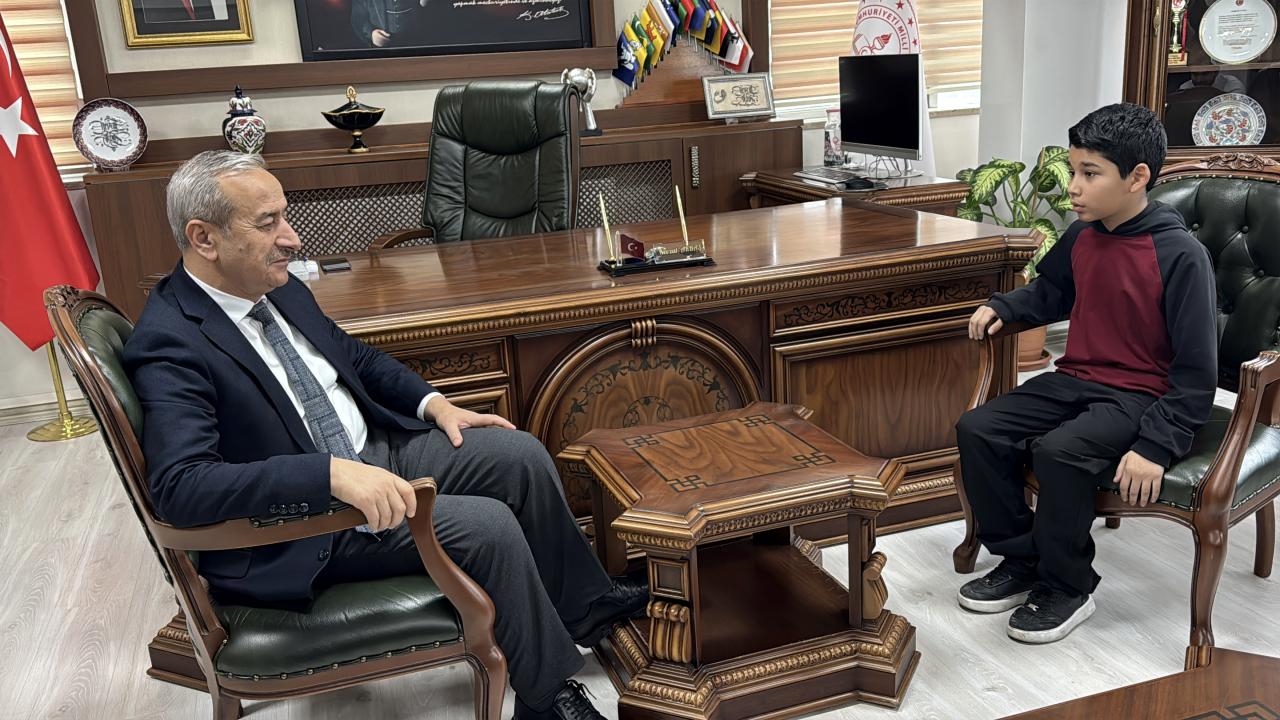 Karabük'te okula giderken kar yağışı altında saygı duruşunda bulunan öğrenci ödüllendirildi