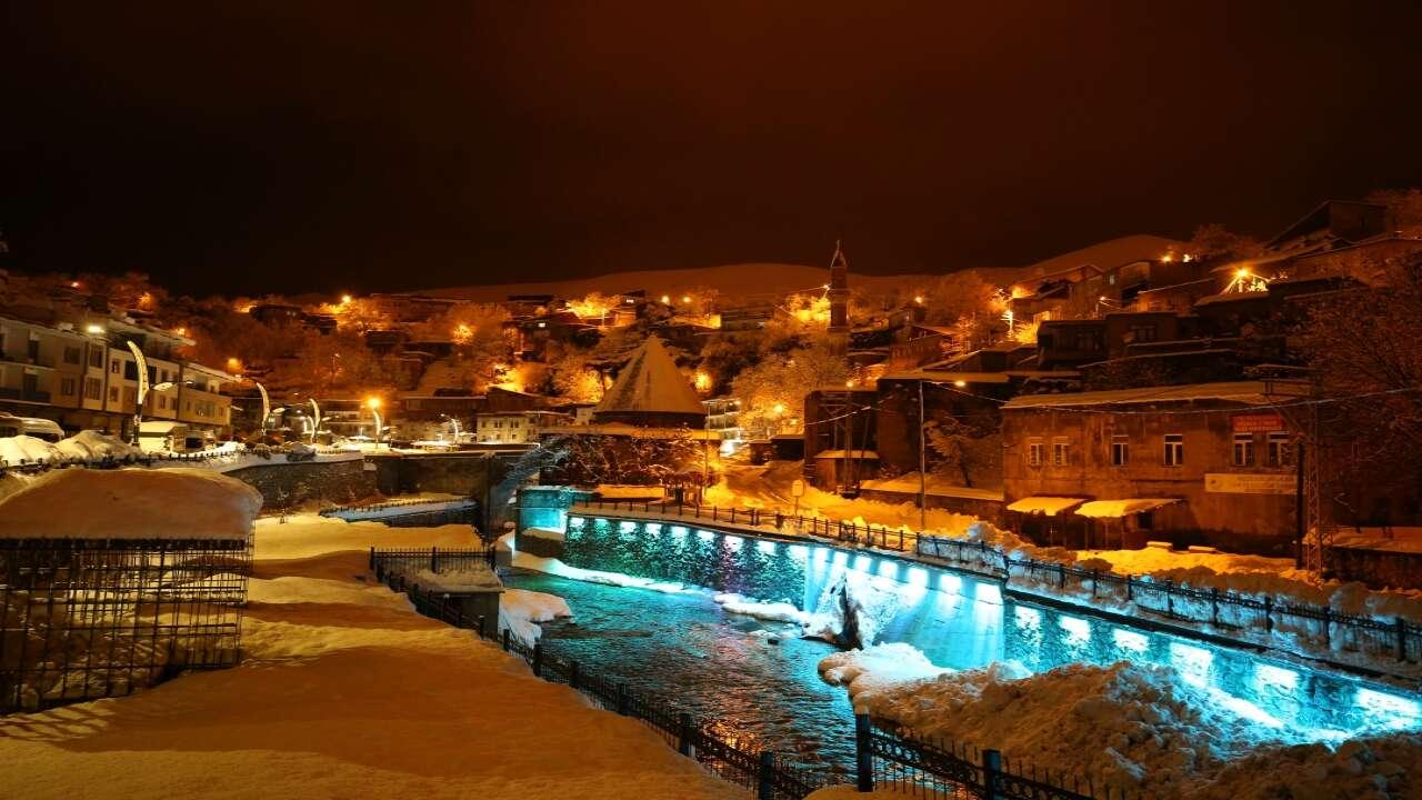 Bitlis’te kar, tarihin izlerini beyaz örtüyle görünür kıldı