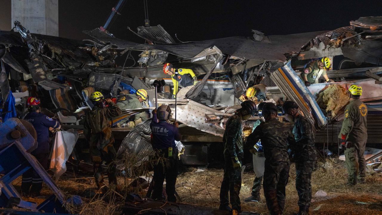 Tayland'da üzerine inşaat vinci düşen trenin devrilmesi sonucu 32 kişi öldü, 64 kişi yaralandı