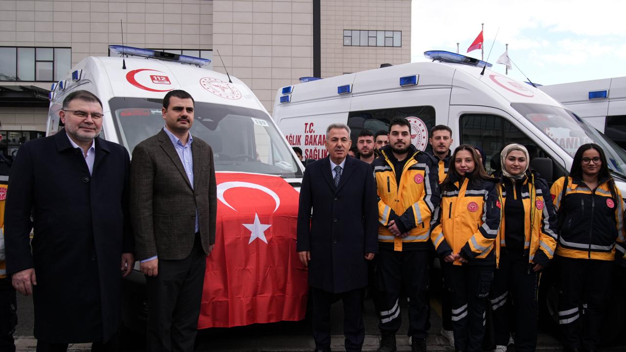 İzmir'de 45 ambulansın hizmete alınma töreni düzenlendi