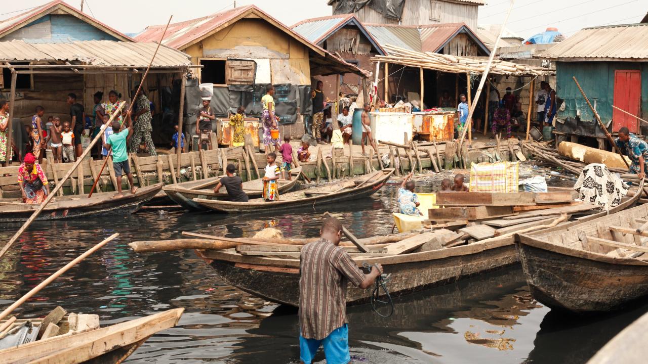 Nijerya'da hükümet tarafından evleri yıkılan yerli halk kanolarda yaşam mücadelesi veriyor