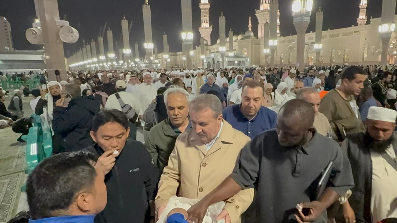 BBP Genel Başkanı Destici, Miraç Kandili dolayısıyla Mescid-i Nebevi'de lokum dağıttı