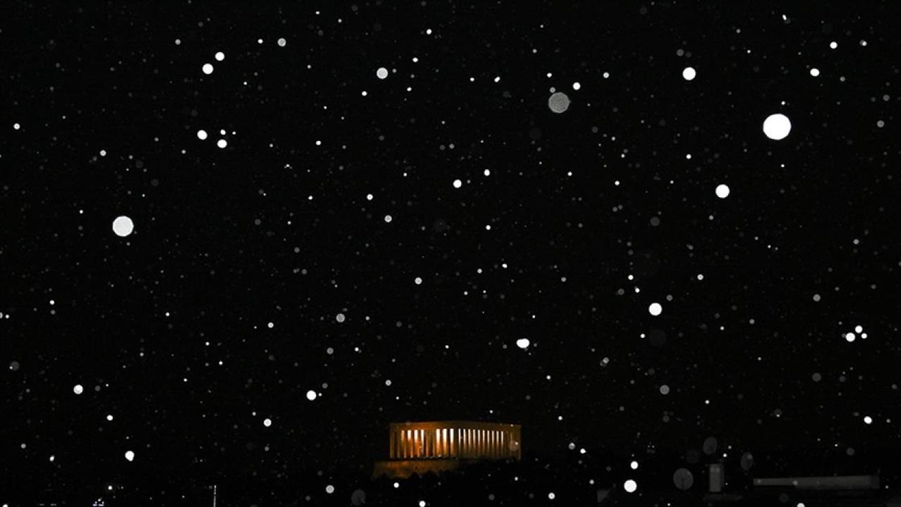 İstanbul'un bazı ilçelerinde ve Ankara'da yüksek kesimlerde kar yağışı etkili oldu