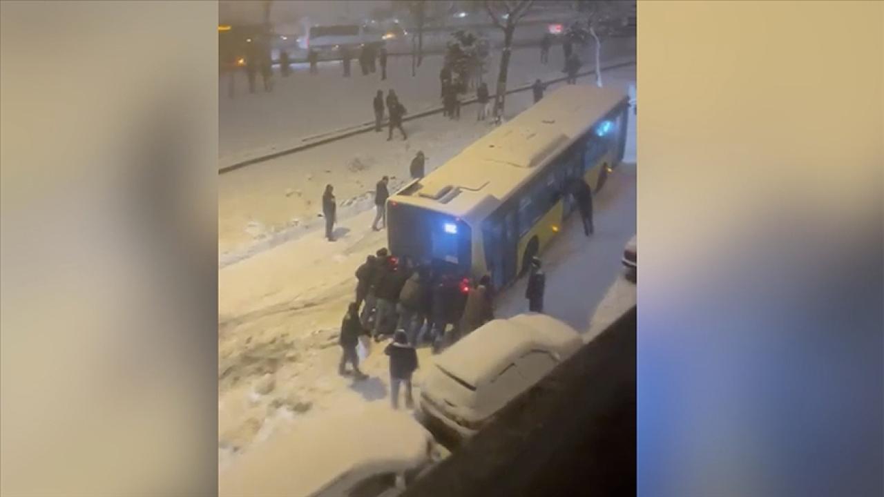 Esenler'de kar yağışı nedeniyle yokuşu çıkamayan İETT otobüsünü çevredekilerin itmesi kamerada