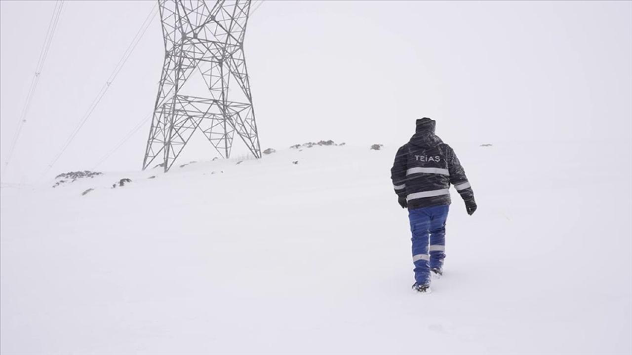 Bakan Bayraktar, kesintisiz enerji akışı için ekiplerin 7 gün 24 saat sahada olduğunu bildirdi